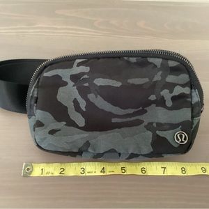 Lululemon *Everywhere Belt Bag*
Jacquard Camo Cotton Obsidian / Black